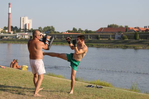 Osječani pronašli rashlađenje u Dravi
