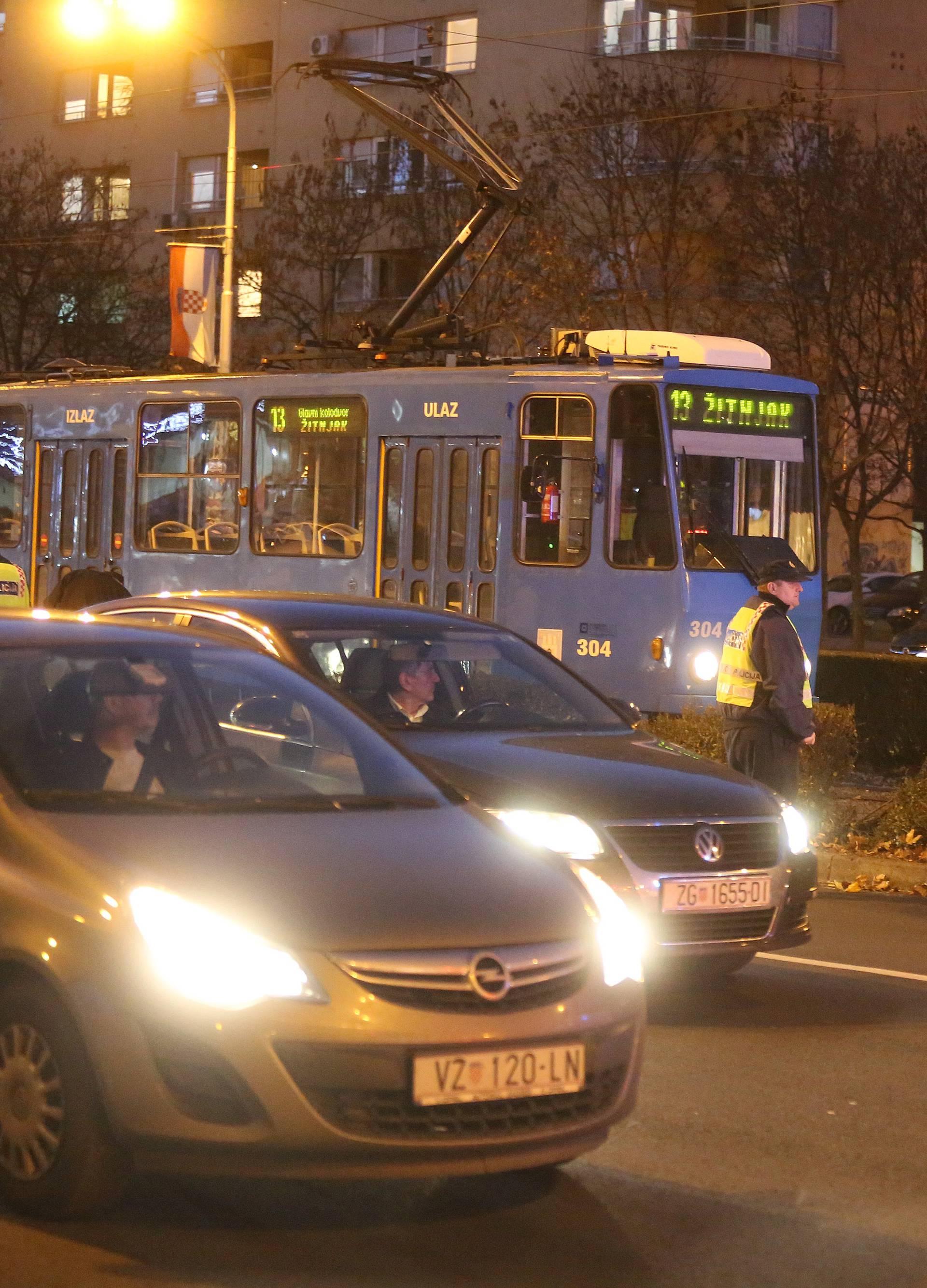 Šok u Zagrebu: Autom probio živicu i zaustavio se na pruzi