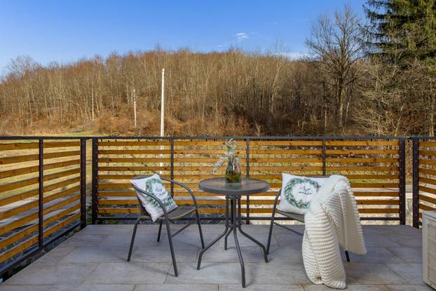 FOTO Kuću za odmor Mali Medo kod rodnog sela Nikole Tesle u Lici okružuje pravi prirodni raj