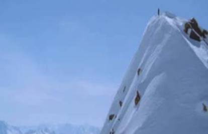 Snowboarder savladao planinu sa njezinog vrha