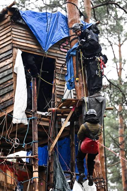 FOTO Policijska akcija na visini: Prosvjednici protiv Tesle podigli logor u krošnjama, rastjerali ih