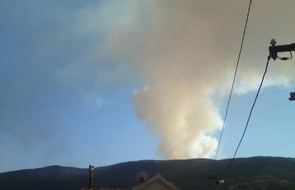 Na Velebitu šuma gori već treći dan, vatrogasci ne posustaju