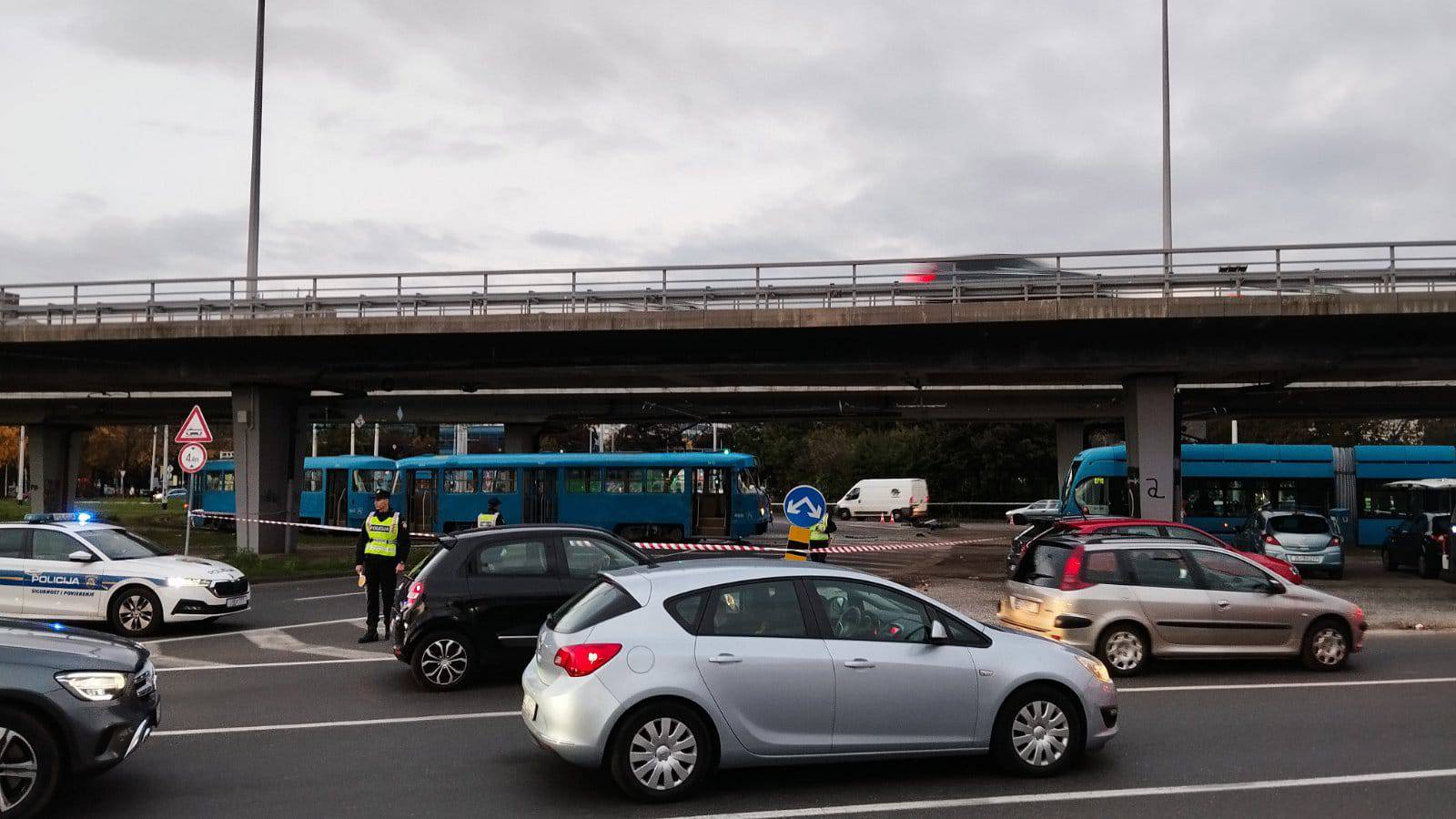 VIDEO Kaos u Zapruđu. Jedan mrtav. Tramvajski promet bio u prekidu. Vozač ZET-a u bolnici