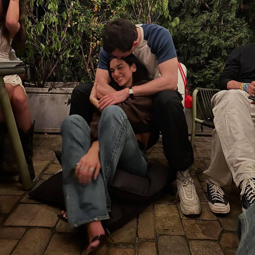 Dua Lipa otkrila: 'Da, istina je. Zaručila sam se i presretna sam'