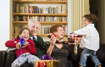 Bake i djedovi -  njihovo je pravo razmaziti voljene unuke 