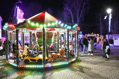 FOTO Advent u Bjelovaru: Cijeli grad pun je lampica i ukrasa