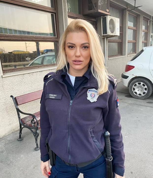 GALERIJA Sjećate se srpske policajke u badiću? Ljudi su joj pisali: 'Uhapsi me nježno...'