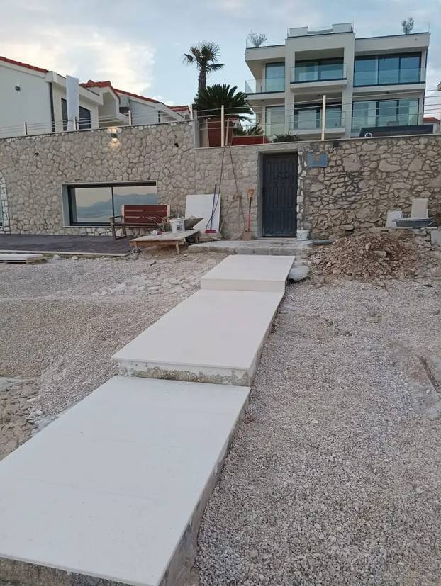 Biseri bespravne gradnje diljem Hrvatske: Ilegalno su betonirali plaže, stube, bazene, grobove...