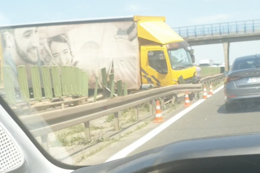 Prometna nesre&cacute;a, kamion probio ogradu