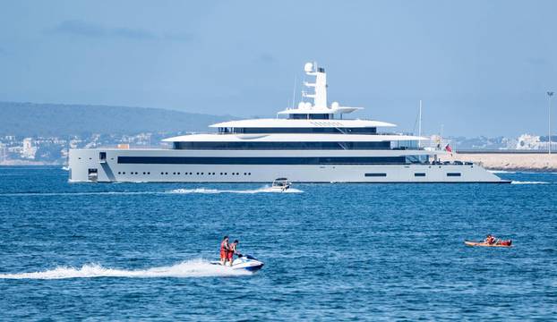 Die Superyacht des Multimilliardrs, WhatsApp-Mitgrnders und ehemaligen CEO des Unternehmens, Jan Koum, verlsst den Hafen der Inselhauptstadt PalmaYacht Moonrise verlsst den Hafen von Palma de Mallorca, Palma Mallorca Spanien Buch von Palma *** The superya