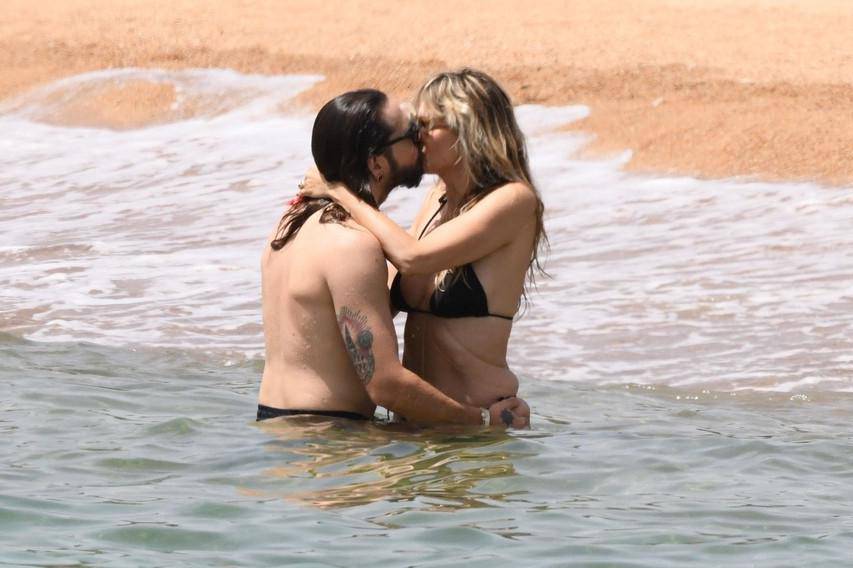 *EXCLUSIVE* *WEB MUST CALL FOR PRICING* Heidi Klum and Tom Kaulitz pack on the PDA in the sweltering Italian heat during a day at the beach at Cala di Volpe in Sardinia.