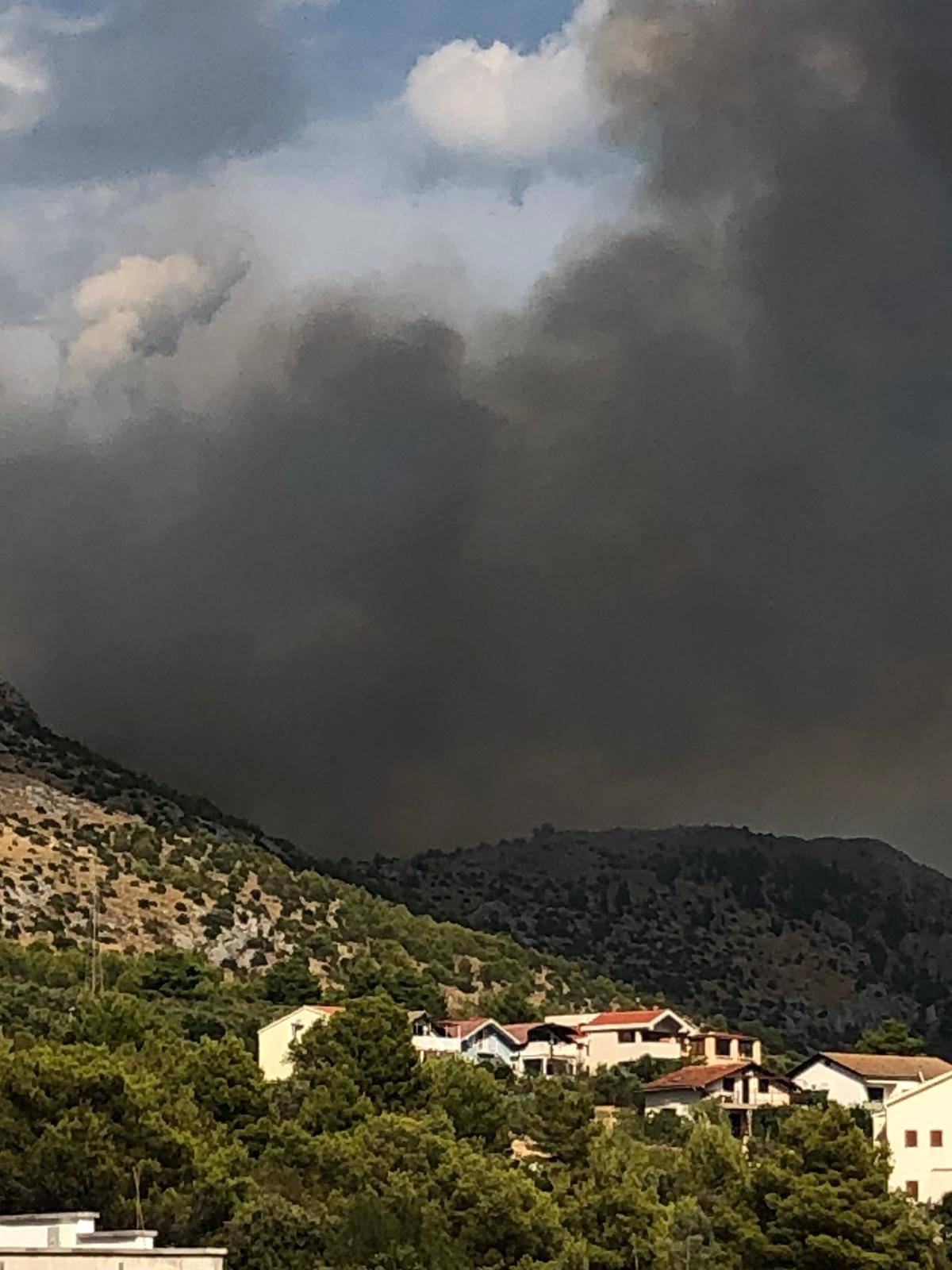 Veliki požar u Dalmaciji: Gorilo je od Primoštena do Rogoznice