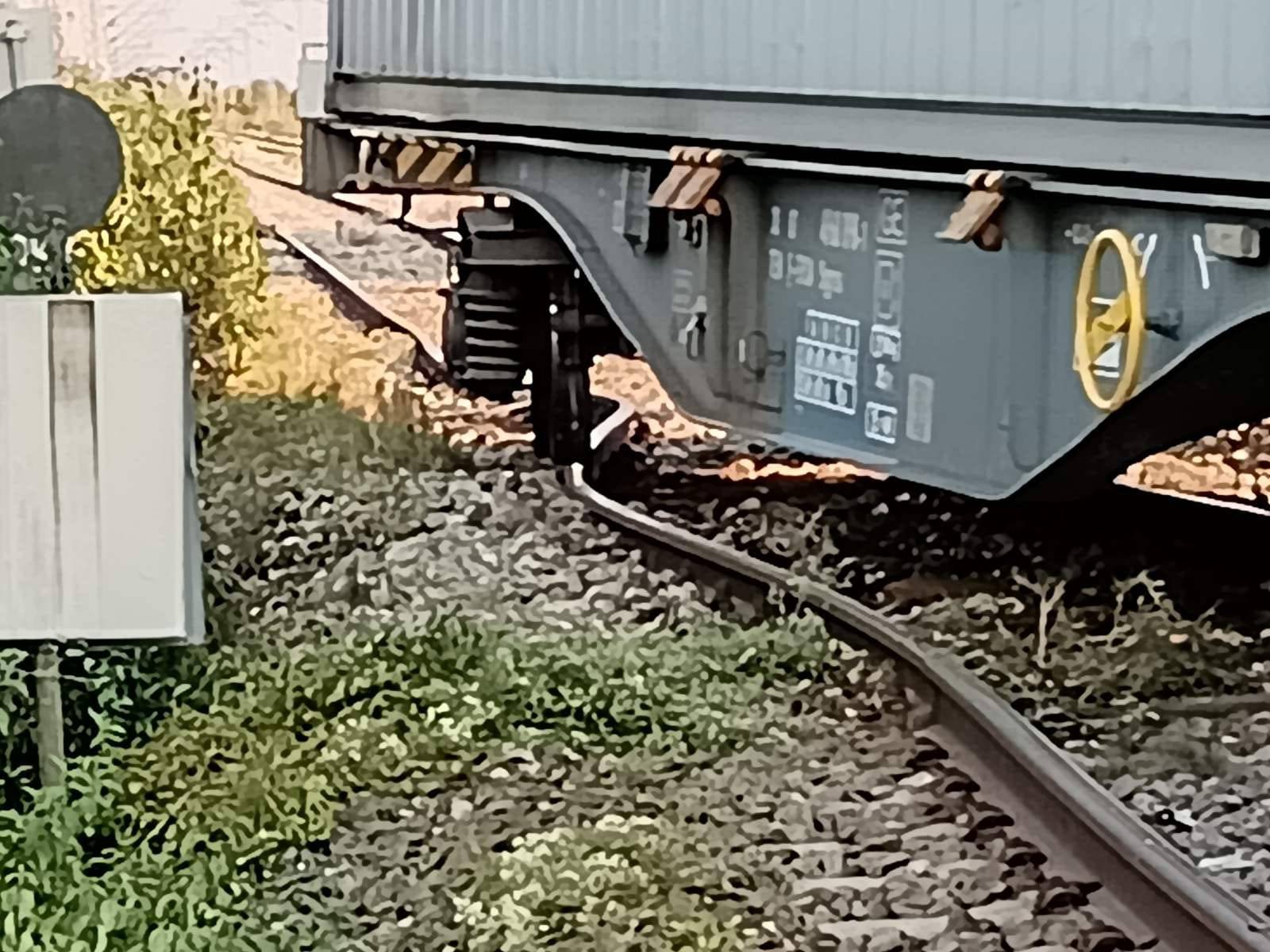 FOTO Nesreća kod Tovarnika: Teretni vlak iskočio s tračnica