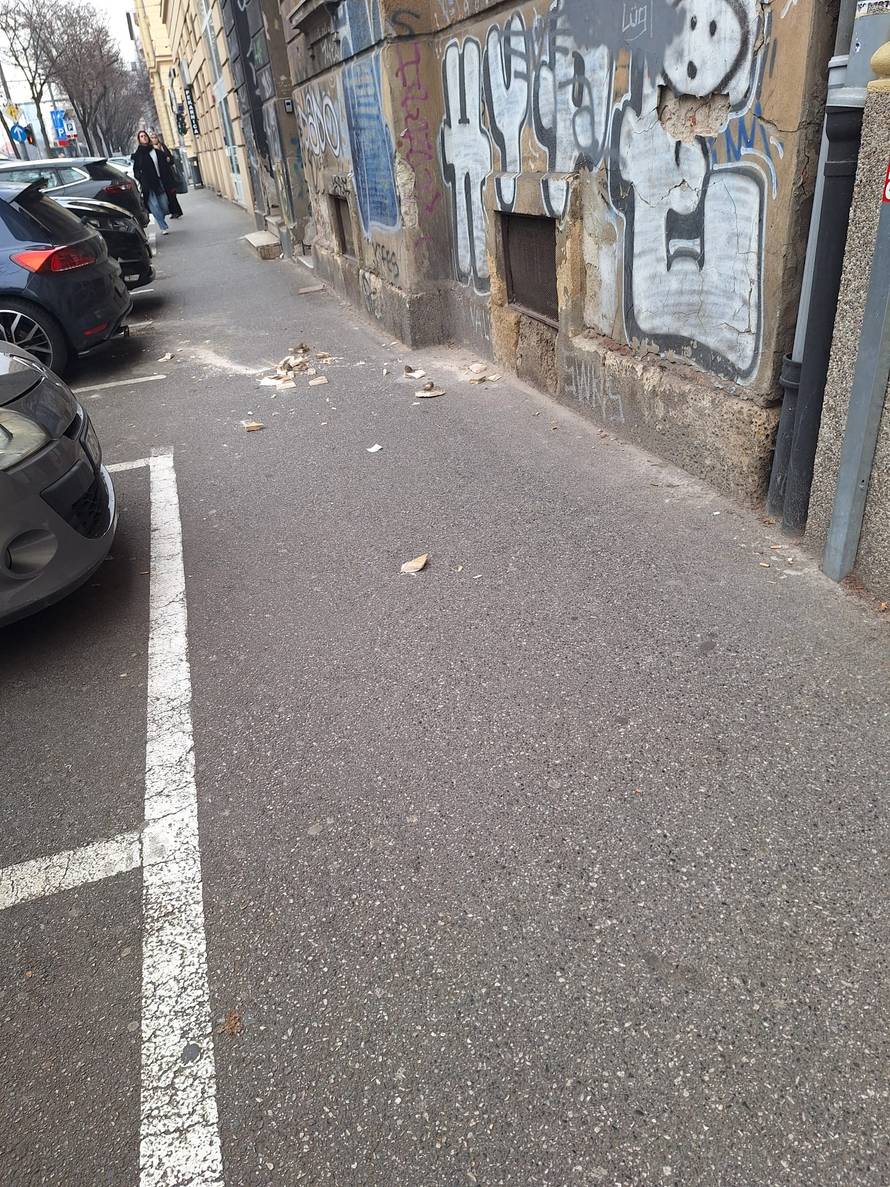 FOTO Pala žbuka u Branimirovoj ulici: 'Žena je zamalo poginula'