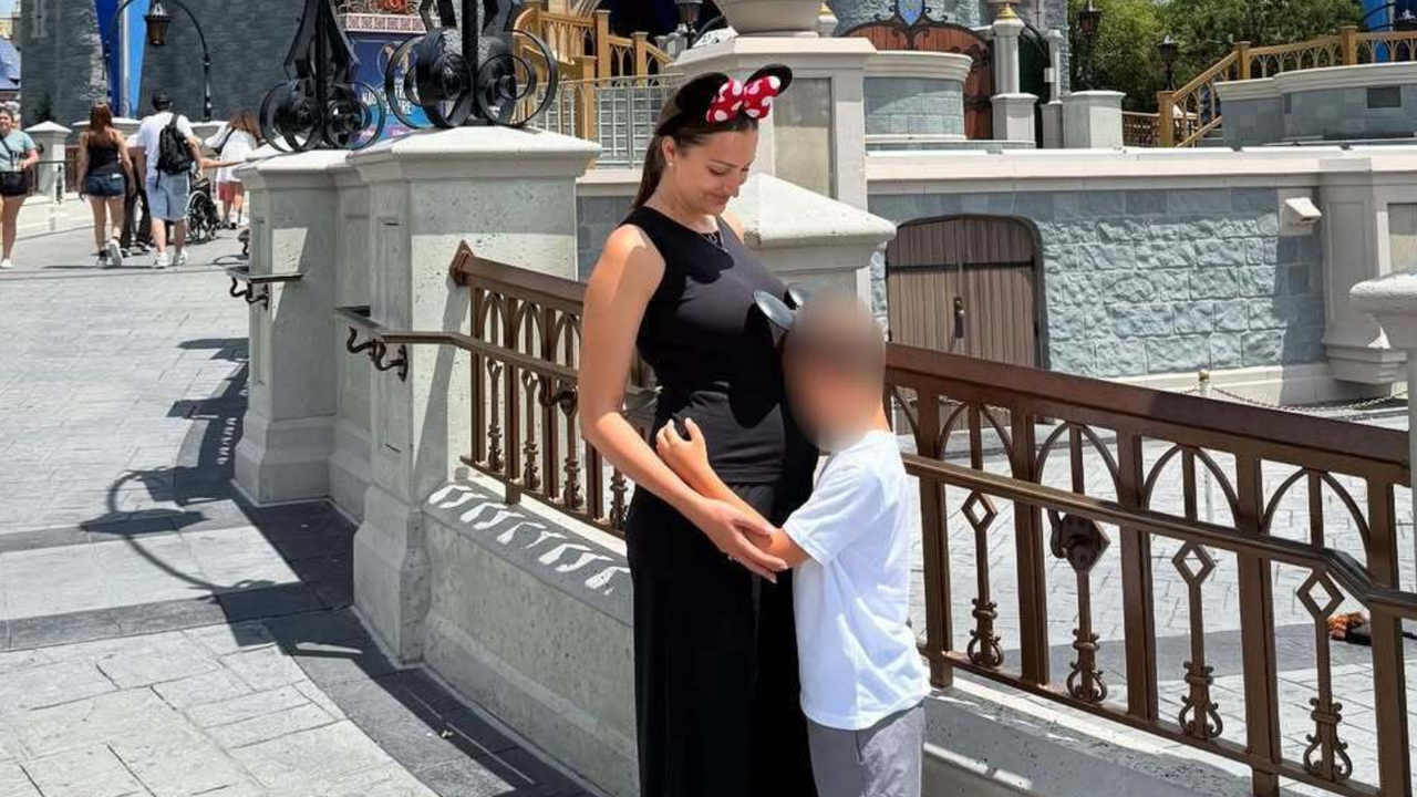 Trudna Prija s obitelji uživa u Disneylandu! Sinčić dirnuo sve poljupcem u mamin trbuščić...