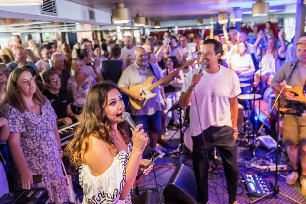 Split: Atmosfera na trajektu koji vozi na koncert Trag u beskraju