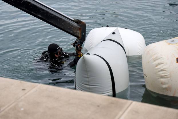 Zadar: Izvlačenje auta koji je 18 godina bio u moru