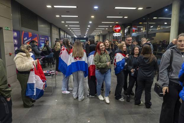Osijek: Gužva ispred SD Gradski vrt, koncert Thompsona prvi u nizu dvoranskih koncerata.