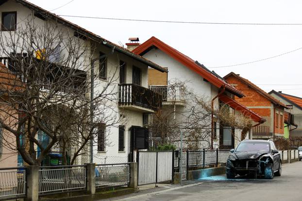 Zagreb: U ulici Poljane izgorio Porsche Cayenne