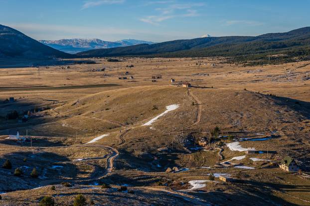 Park prirode Blidinje i zaleđeno jezero tijekom sunčanog zimskog dana