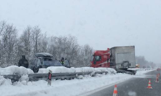 Nitko nije ozlijeđen: Kamion probio zaštitnu ogradu na A1