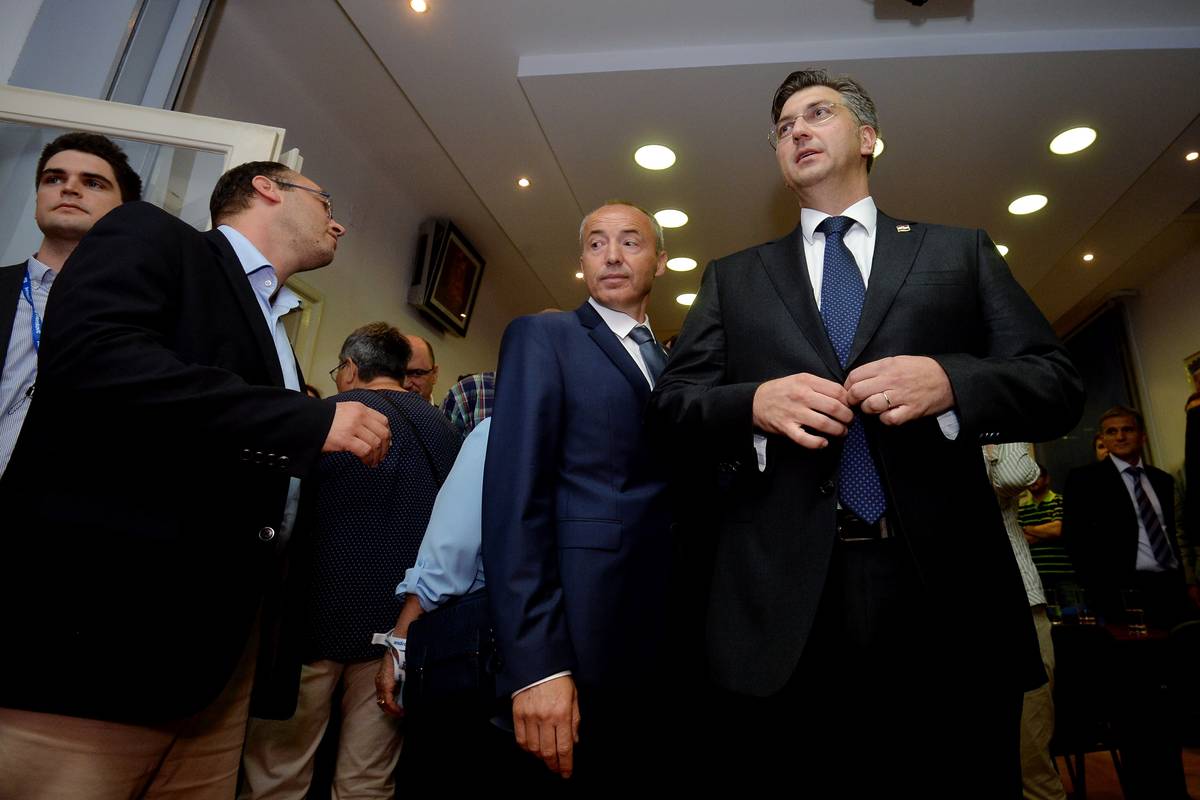 Plenković je pročitao referat i obavio formalnost. Kao na silu