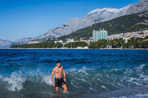 24sata: Makarska: Robert Tarčuki se već 269 dana svakodnevno kupa u moru