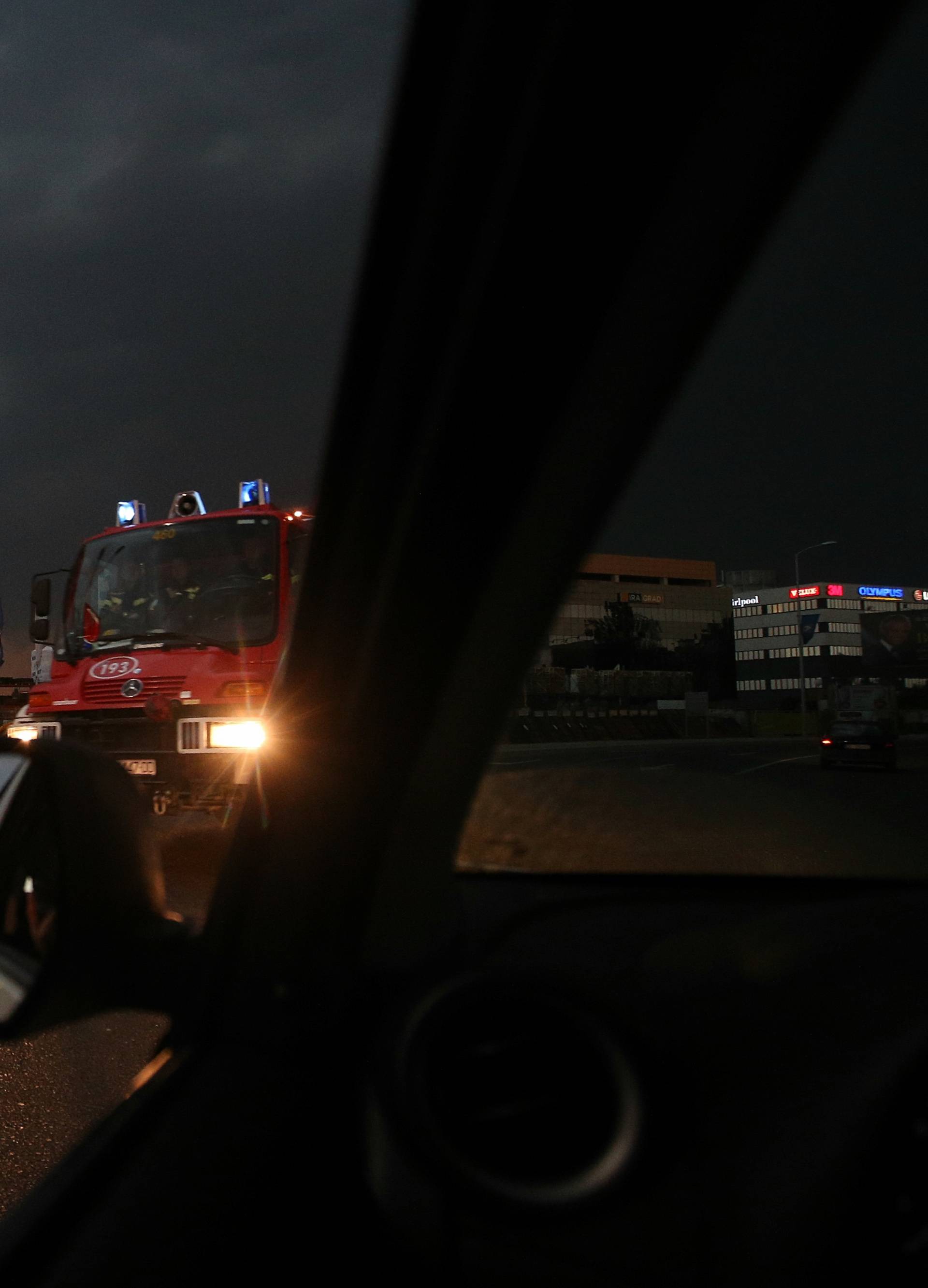 Jak vjetar čupao stabla, valovi u Selcu napola potopili brodicu