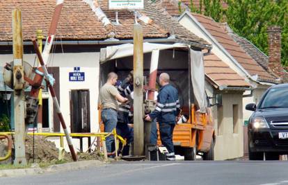 Srušio je rampu i pobjegao minutu prije prolaska vlaka