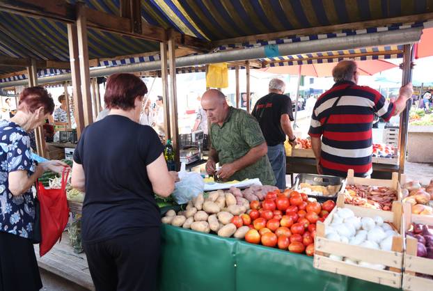 Šibenik: Bogata ponuda vo?a i povr?a na gradskoj tržnici