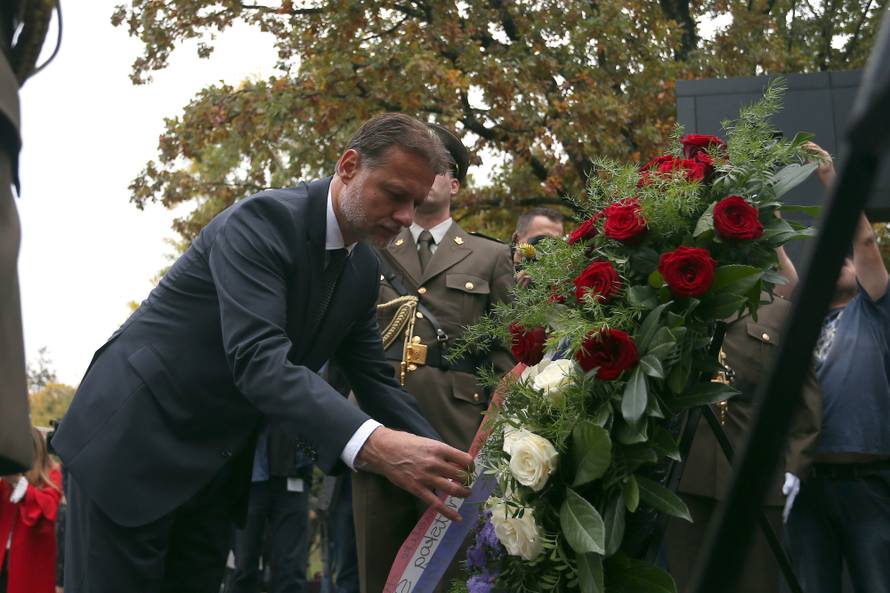 Vlada RH na Mirogoju poloÅ¾ila vijence povodom Dana neovisnosti