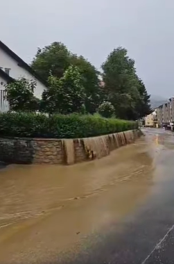 Strašno nevrijeme u susjedstvu:  Jezive scene na ulicama, bujice vode nose sve pred sobom...