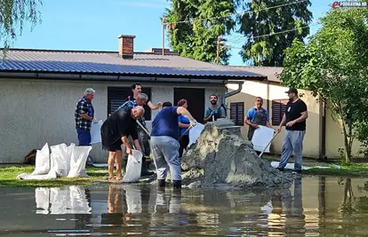 Jezero Šoderica i dalje raste, mještani grade nasipe kako bi se obranili, voda došla do kuća