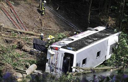 Bus u Njemačkoj sletio u provaliju, poginulo pet ljudi