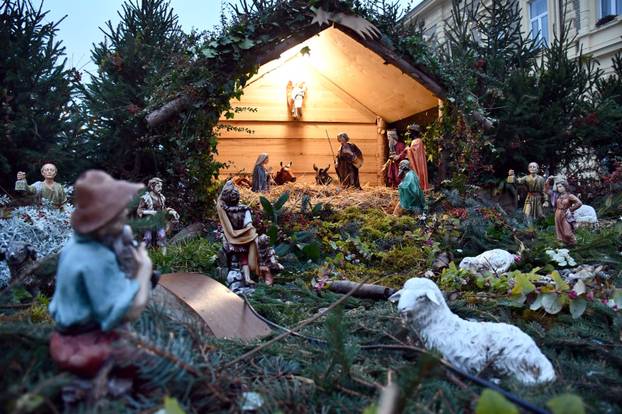 FOTO Ove detaljno izrađene jaslice uljepšale su blagdanski ugođaj u Slavonskom Brodu