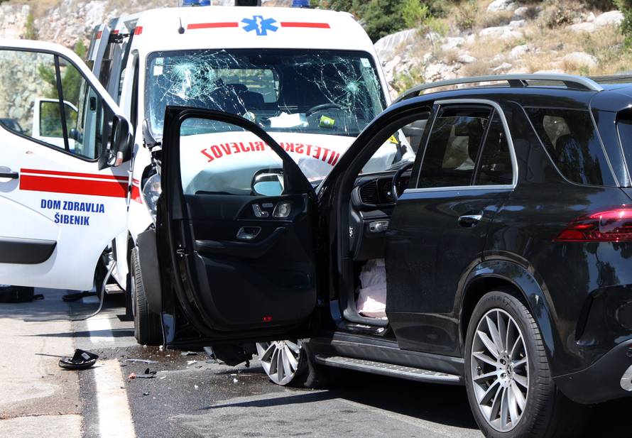 Šibenik: Sudar automobila i vozila saniteta kod Morinjskog mosta, šest osoba prevezeno u bolnicu 