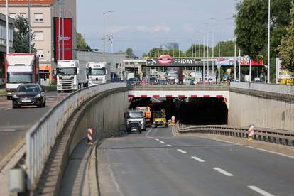 FOTO Ljudi se vraćaju u Zagreb, radovi još traju: Ovako je jutros bilo na podvožnjaku kod Savske