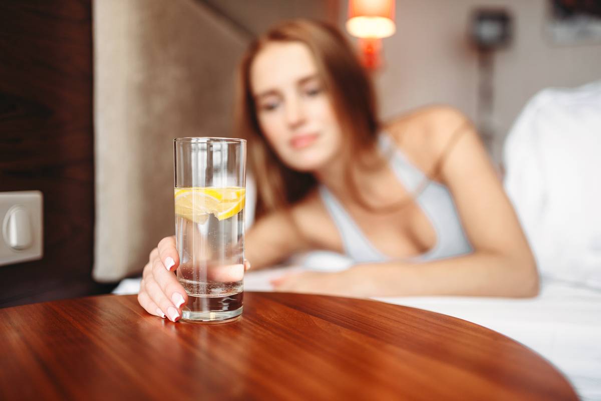 10 razloga zašto dan započeti čašom tople vode i limunom