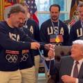 VIDEO Trump je isprobao zlatnu medalju hokeja&scaron;a: Ne vra&cacute;am je