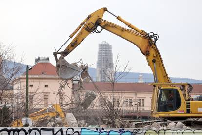 FOTO Staru zgradu Zabe usred Zagreba počeli su rušiti prije devet mjeseci. Još nisu gotovi