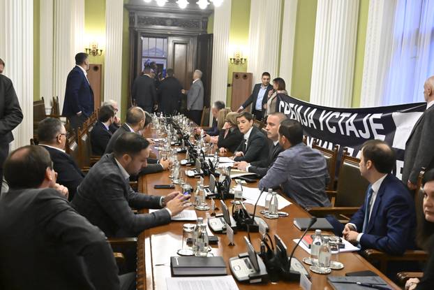 Beograd: Opozicija s transparentima na kolegiju parlamenta kojeg je sazvala Ana Brnabić