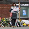 U Moskvi  i dalje donose cvijeće za žrtve raketiranja u Ukrajini
