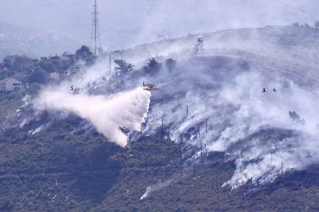 Split: Gašenje požara na Žrnovnici iz zraka zbog miniranog i nepristupačnog terena 