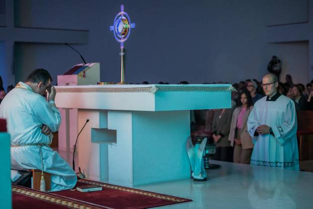 Split: U crkvi Srca Isusova održano je klanjanje za mlade kao odgovor na Noć vještica