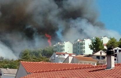 Obranili su ih: Požar na Čiovu je došao opasno blizu kuća!