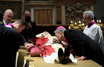 Potresne fotografije oproštaja papina tajnika:  Utučeni Georg poljubio je Benediktovu ruku...