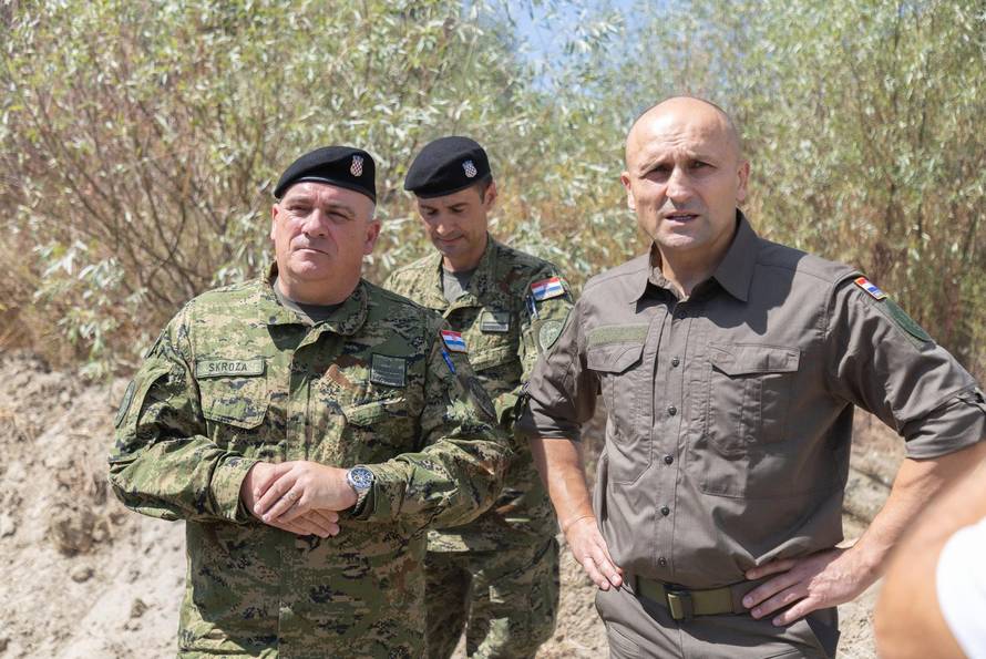 Osijek: Ministar Ivan Anušić na izvlačenju replike nasukanog antičkog rimskog broda na obali rijeke Drave