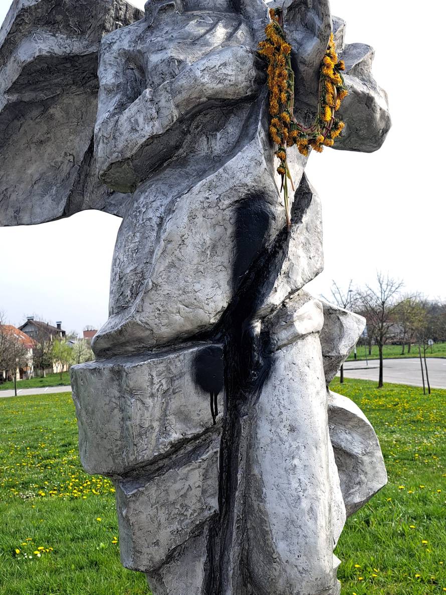 Sramota u Sopnici. Maskirani tip išarao Gospin kip i ispisao nacističke simbole: 'Gnjusno!'