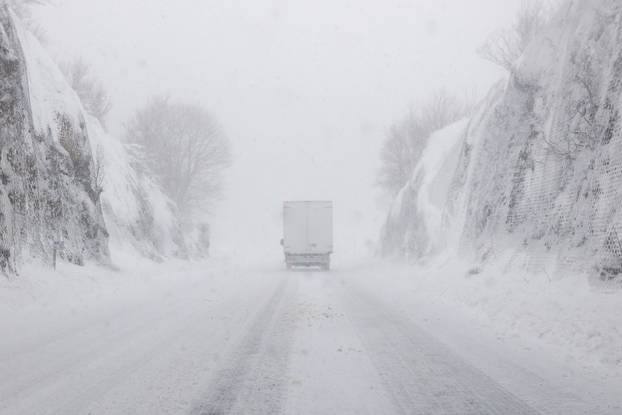 Snijeg paralizirao promet prema Rijeci