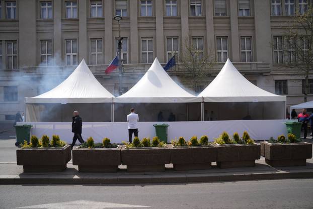 Beograd: Pripreme za trodnevni skup Pokreta za narod i drzavu ispred Narodne skupštine 